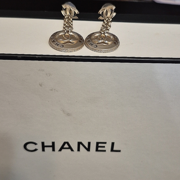 Chanel earrings. - Picture 1 of 3
